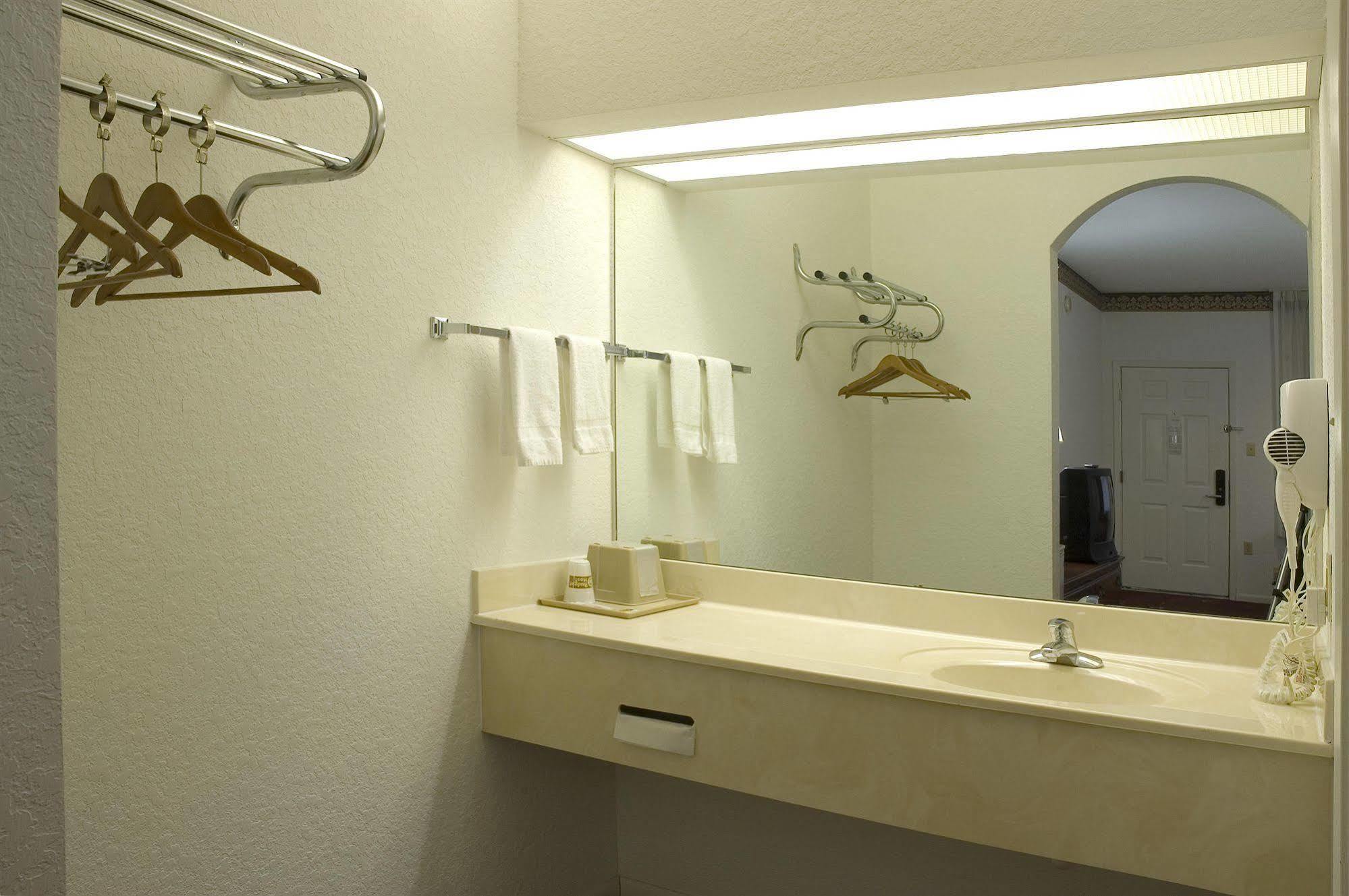 Budget Host Hempstead Inn Brookhollow/Energy Corridor Houston Extérieur photo